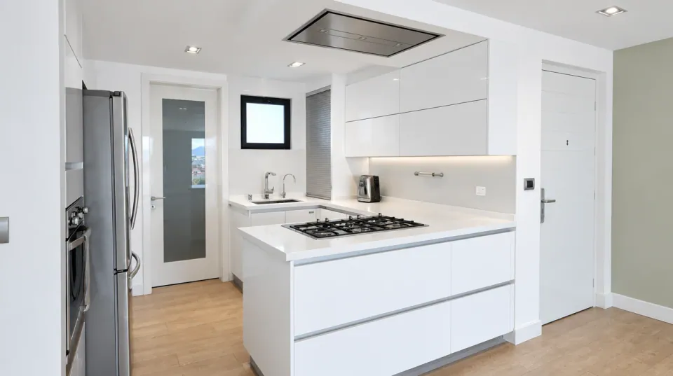 Cocina blanca contemporánea fotografiada para material comercial inmobiliario